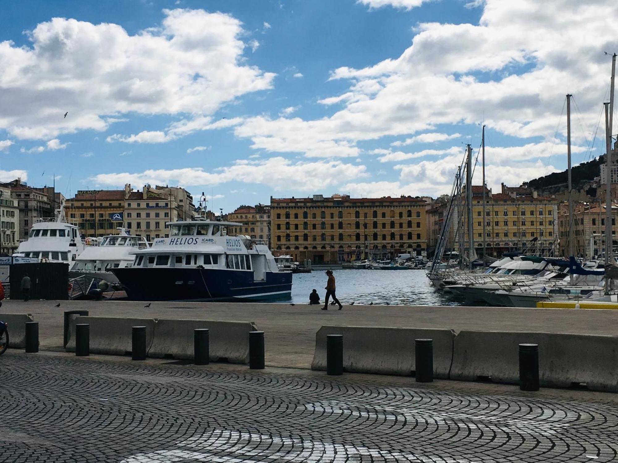 Joli Nid Douillet Au Vieux-port Marseille